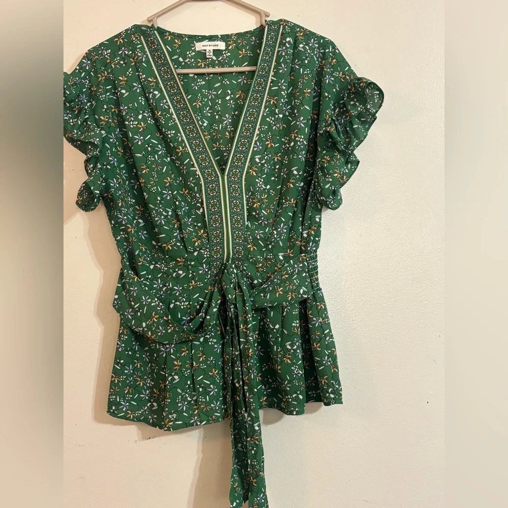 Max Studio Green Floral Tie-Waist V-Neck Blouse - Picture 4 of 8